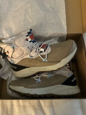 Merrell women’s Beige and White Hiking Sneakers size 9.5